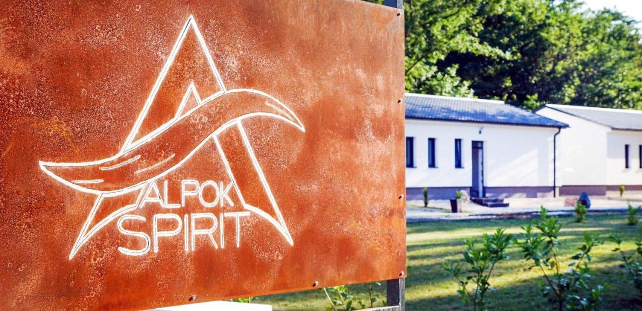 Alpok - Spirit Apartman Park ケーセグ エクステリア 写真